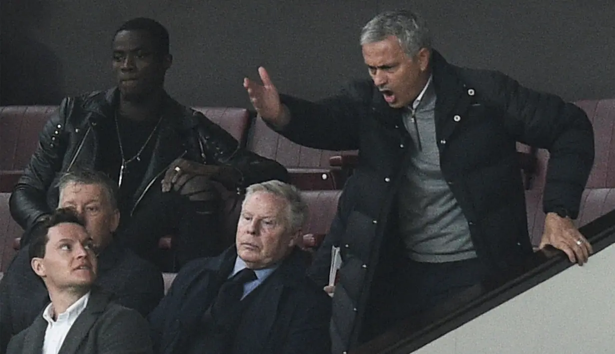 Manajer Jose Mourinho diusir keluar lapangan oleh wasit Mark Clattenburg akibat melakukan protes berlebihan pada akhir babak pertama saat laga melawan Burnley di Stadion Old Trafford, Sabtu (29/10/2016).. (AFP/Oli Scarff)