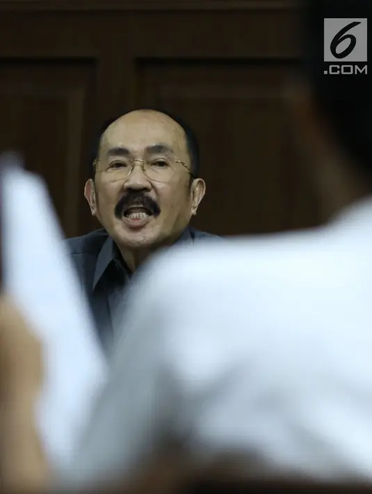 Terdakwa dugaan merintangi penyidikan korupsi e-KTP, Fredrich Yunadi menyimak keterangan saksi pada sidang lanjutan di Pengadilan Tipikor, Jakarta, Senin (30/4). Sidang mendengar keterangan saksi. (Liputan6.com/Helmi Fithriansyah)