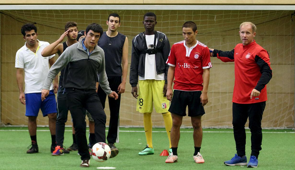 Para imigran mengikuti sesi pelatihan sepak bola di Wina, Austria. Klub asal Austria, FK Austria Wien menyediakan fasilitas bermain sepak bola bagi para pencari suaka yang juga ditujukan untuk pencarian bakat. (Reuters/Heinz-Peter Bader)
