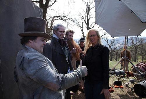 Sang fotografer sedang mengarahkan modelnya.