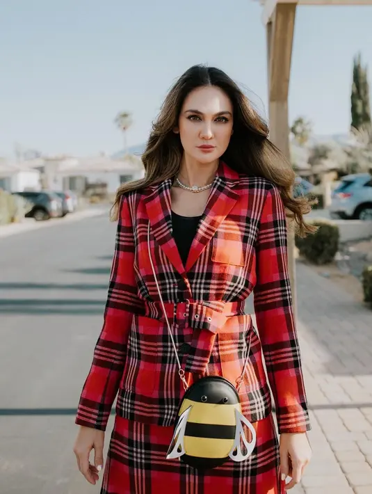 Penampilan kasual Luna Maya satu ini juga tak kalah menawan. Dengan makeup flawless, ia memilih menggunakan busana motif kotak serta sling bag berbentuk lebah yang terlihat menggemaskan. (Liputan6.com/IG/@lunamaya)