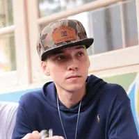 Saat melihat langsung anak-anak penghuni panti tersebut, ia langsung teringat  dengan buah hatinya yang dirumah. Apalagi melihat anak yang masih kecil-kecil banyak yang menderita penyakit. (Adrian Putra/Bintang.com)