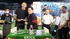 Ketua Umum PSSI, Erick Thohir tampak berbahagia pada Selasa (30/5/2023). Di tengah acara coaching clinic Future Garuda bertajuk "BRImo Future Garuda" di Stadion BRI BRILiaN, Fatmawati, Jakarta Selatan, Erick Thohir juga tengah merayakan hari ulang tahunnya yang ke-53 ditemani oleh 5 legenda sepak bola dunia, Eric Abidal, Marco Materazzi, Roberto Carlos, Juan Sebastian Veron dan Giorgos Karagounis. Kehadiran para legenda tersebut dimaksudkan untuk memberi motivasi dan membagikan pengalaman kepada para pemain muda U-16 yang menjadi peserta coaching clinic. (Bola.com/Bagaskara Lazuardi)