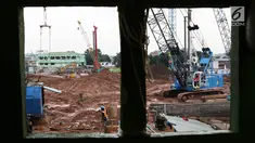 Pekerja menyelesaikan pembangunan proyek Rumah Susun Pasar Rumput di Manggarai, Jakarta, Jumat (21/7). Sebanyak 12 pasar tradisional di Jakarta akan diubah menjadi pasar modern. (Liputan6.com/Immanuel Antonius)