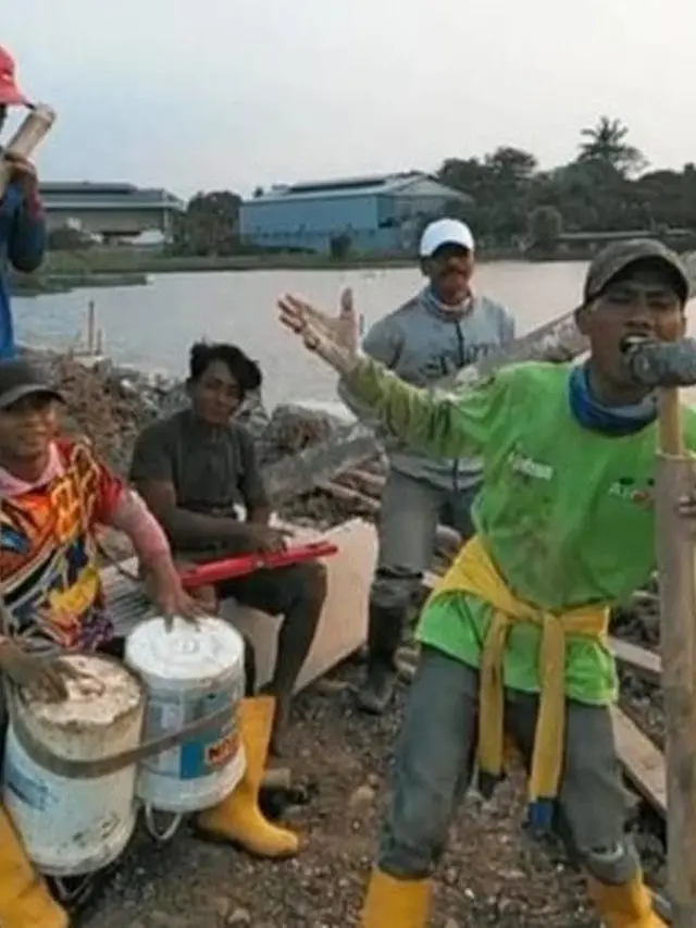 6 Aksi Kuli Bangunan Tidak Berfaedah Ini Bikin Geleng Kepala