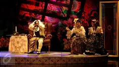 Pemain Teater Koma mementaskan teater dengan lakon Inspektur Jendral di Gedung Kesenian Jakarta, Kamis (5/11). Produksi Teater Koma ke-142 ini menceritakan tentang Walikota Korup dengan menggunakan konsep pewayangan. (Liputan6.com/Gempur M Surya)