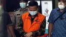 Mantan Kepala Kantor Wilayah (Kakanwil) Badan Pertanahan Nasional (BPN) Provinsi Riau, M Syahrir (tengah) menuju mobil tahanan usai rilis penetapan penahanan di Gedung Merah Putih KPK, Jakarta, Kamis (1/12/2022). Syahrir merupakan tersangka kasus dugaan korupsi terkait pengurusan perpanjangan Hak Guna Usaha (HGU) PT Adimulia Agrolestari. (Liputan6.com/Helmi Fithriansyah)