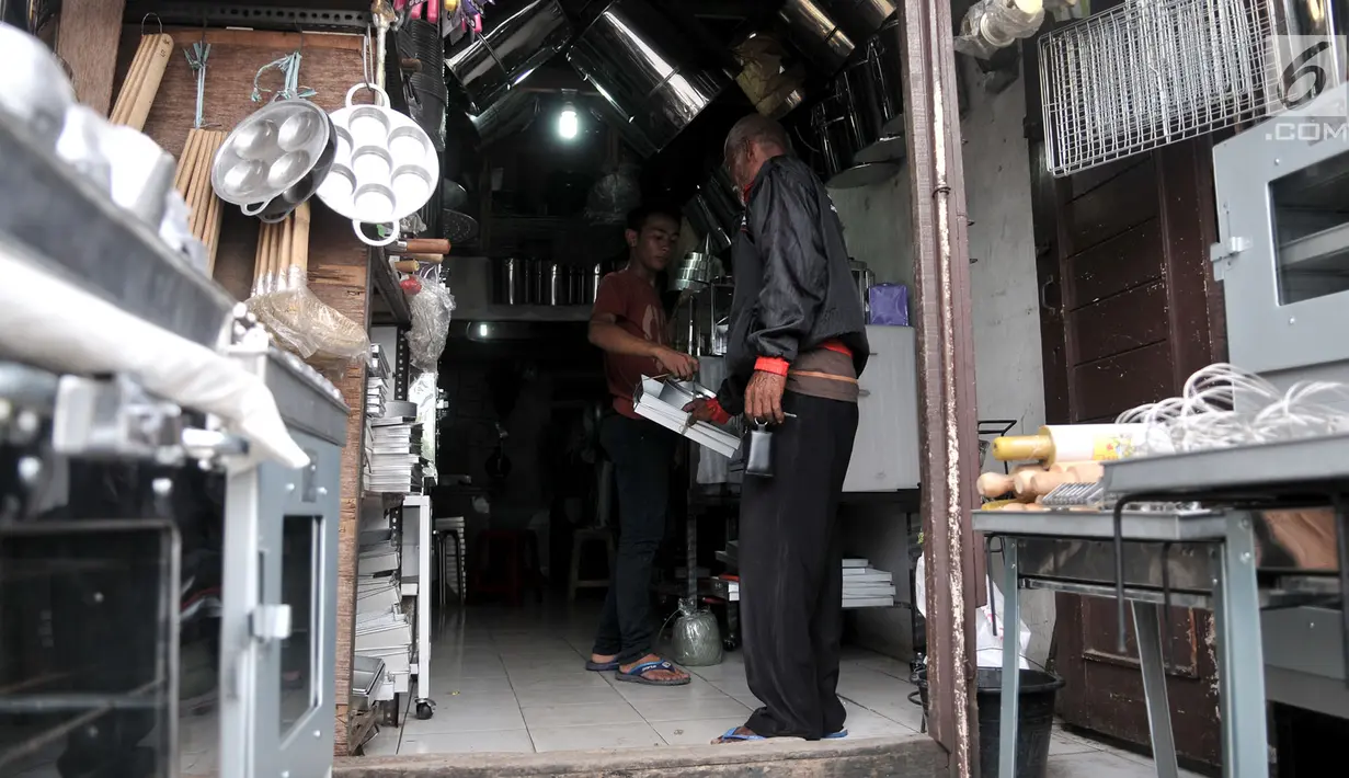 Aktivitas jual beli di salah satu toko oven dan alat pembuatan kue lainnya di kawasan Cawang, Jakarta, Minggu (19/5/2019). Permintaan oven di bulan Ramadan meningkat lantaran untuk digunakan membuat kue kering menjelang Lebaran. (merdeka.com/Iqbal Nugroho)