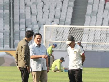 Ketua Umum PSSI, Erick Thohir (tengah) ditemani Sekjen Yunus Nusi berbincang dengan Direktur Utama PPKGBK, Rakhmadi Afif Kusumo saat meninjau kisiapan Stadion Utama Gelora Bung Karno (SUGBK), Senayan, Jakarta, Rabu (05/06/2024) menjelang laga Grup F Kualifikasi Piala Dunia 2026. (Bola.com/M Iqbal Ichsan)