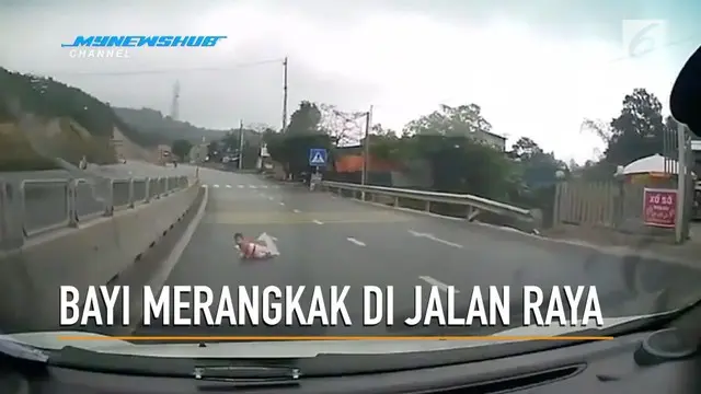 Sebuah mobil mendadak berhenti ketika ada seorang bayi yang merangkak sendiri di tengah jalan raya.