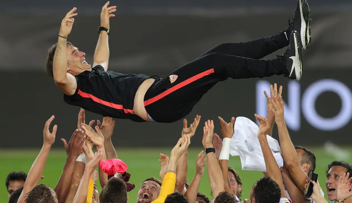 Pelatih Sevilla, Julen Lopetegui bersama pemainnya merayakan juara Piala Europa setelah mengalahkan Inter Milan di stadion RheinEnergie, Cologne, Jumat (21/8/2020). Sevilla juara Piala Europa setelah menang 3-2 atas Inter Milan. (Friedemann Vogel/Pool via AP)