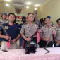Kapolresa Depok AKBP Harry Kurniawan memperlihatkan senjata tajam yang diamankan dari tangan penyerangan klub motor di GDC, Depok (Liputan6.com/Adi)