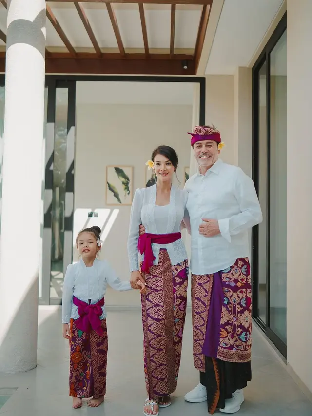 Farah Quinn dan Charles Jost