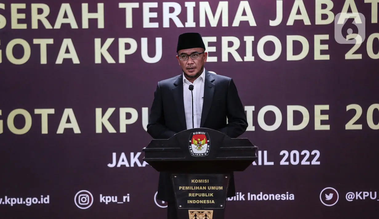 Ketua Komisi Pemilihan Umum (KPU) periode 2022-2027 Hasyim Asy'ari memberikan pidato usai serah terima jabatan di Gedung KPU, Jakarta, Selasa (12/4/2022). Presiden Joko Widodo resmi melantik ketujuh komisioner KPU untuk bertugas dalam periode 2022-2027. (Liputan6.com/Johan Tallo)