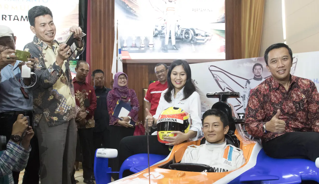 Bersama mobil replika Manor Racing, Rio Haryanto berpose bersama Menpora, Imam Nahrawi. (Bola.com/Vitalis Yogi Trisna)