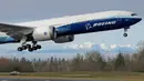 Pesawat Boeing 777X lepas landas pada penerbangan pertamanya dengan latar belakang Pegunungan Olimpiade di Paine Field, Everett di Washington, Sabtu (25/1/2020). Untuk pertama kalinya, Boeing sukses melakukan ujicoba terbang perdana pesawat jet bermesin ganda terbesar di dunia. (AP/Ted S. Warren)