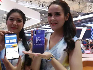 Model menunjukkan aplikasi terbaru E-Contract pada pameran GIIAS 2019 di ICE BSD, Tangerang, Sabtu (20/7/19).  Astra Credit Companies (ACC) meluncurkan E-Contract yang memudahkan pelanggan dan diler melakukan tanda tangan kontrak pembiayaan digital kapan dan di mana saja. (Liputan6.com/Angga Yuniar)