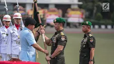 Panglima TNI Marsekal Hadi Tjahjanto memberikan panji TNI AD kepada pejabat baru Kepala Staf TNI Angkatan Darat (KSAD) Jenderal TNI Andika Perkasa saat upacara serah terima jabatan di Mabes TNI AD, Jakarta, Kamis (29/11). (Liputan6.com/Faizal Fanani)