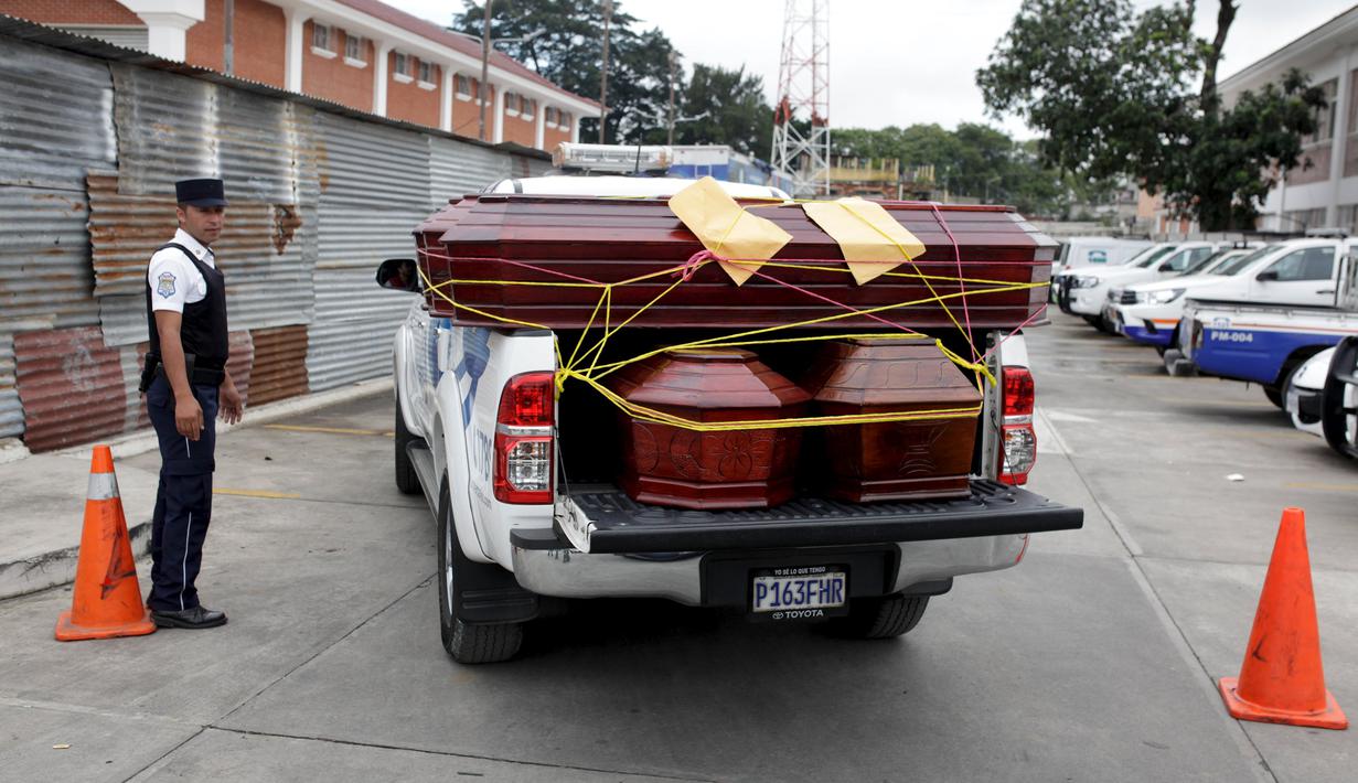 Peti jenazah disiapkan pemerintah setempat untuk korban longsor di Santa Catarina Pinula, Guatemala City (2/10/2015). Musibah tanah longsor ini menewaskan sedikitnya 73 orang dan sebanyak 600 orang dinyatakan hilang. (Reuters/ Josue Decavele)