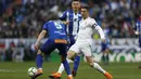 Cristiano Ronaldo (kanan) saat mengecoh dua pemain Alaves pada La Liga Santander di Santiago Bernabeu stadium, Madrid, (24/2/2018). Real Madrid menang 4-0. (AP/Francisco Seco)