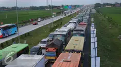 Pemudik terjebak antrean panjang saat memasuki Gerbang Tol Palimanan, Jawa Barat, Jumat (1/7). Kemacetan terjadi di Tol Palimanan dari arah Cirebon menuju Jakarta hingga 2 km. (Liputan6.com/Angga Yuniar)