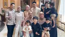 Begini kedekatan Dea Sahirah dan keluarga Chand Kelvin. Foto tersebut diunggah oleh Chand di lamar Instagramnya. Aditya Suryo, Dea Sahirah, dan Inneke Koesherawati turut bubuhkan komentar. Dalam foto tersebut, Adit tambahkan komentar #menujuhalal, namun banyak netizen yang tak memahami ternyata hashtag tersebut karena Chand Kelvin akan segera menikah. (Liputan6.com/IG/@chand_kelvin)