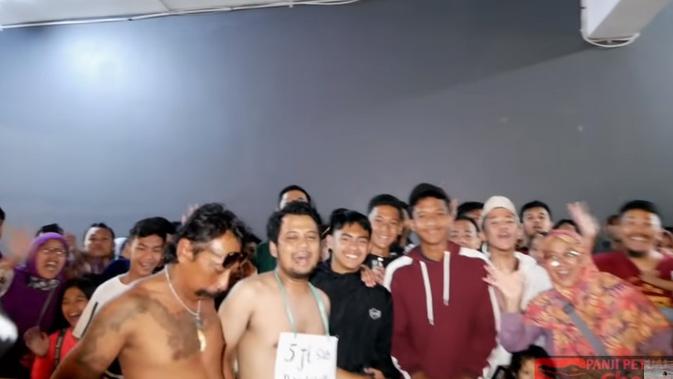 Panji bawa ular masuk mall (Sumber: YouTube/Panji Petualang)