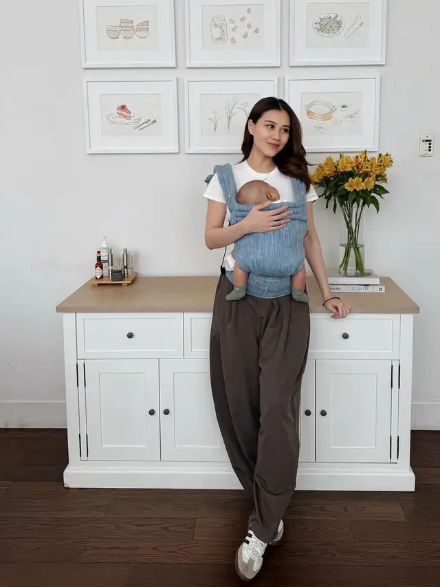 OOTD Aaliyah Massaid saat menggendong anak. [@aaliyah.massaid]