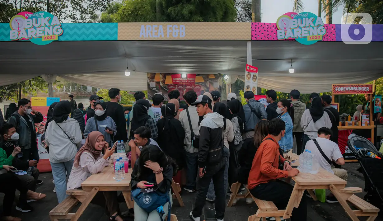 Sejumlah pengunjung berburu makanan dalam KapanLagi Buka Bareng 2023 di Senayan Park, Jakarta, Sabtu (1/4/2023). (Liputan6.com/Faizal Fanani)