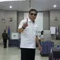 Setya Novanto berjalan bersama istri menuju TPS 9 Melawai (Liputan6.com/Lisza Egeham)