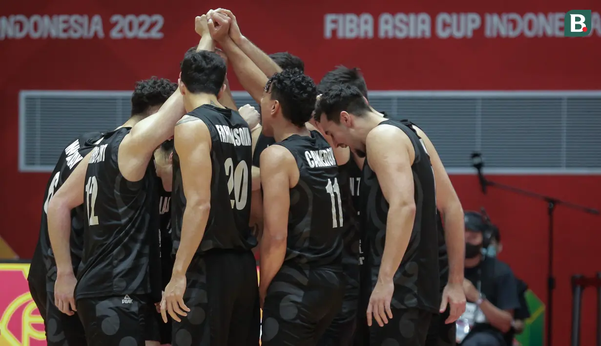 Timnas Basket Selandia Baru melakukan tarian tradisional Haka sebelum laga perebutan juara ketiga FIBA Asia Cup 2022 melawan Timnas Basket Yordania di Istora Senayan, Jakarta, Minggu (24/07/2022). (Bola.com/Bagaskara Lazuardi)