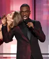 Gigi hadid dan Jay Pharoah  diberi kesempatan untuk menjadi MC dalam ajang American Music Awards 2016 pada Minggu (20/11) lalu. Usai menjadi MC, Gigi mendapat banyak cibiran lantaran menirukan gaya Melania Trump. (AFP/Bintang.com)
