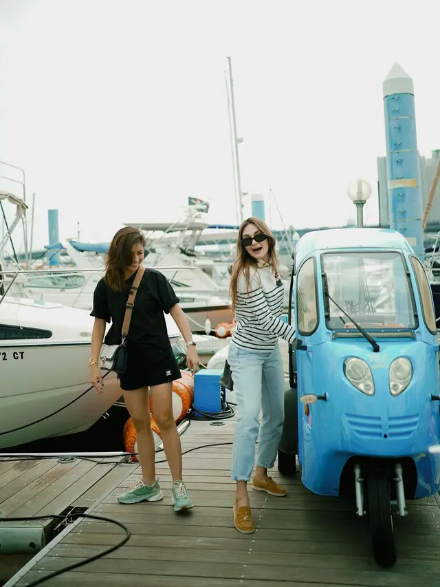 Inspirasi Outfit Kasual Luna Maya Liburan di Korea Selatan yang Membawanya Bertemu Jodoh