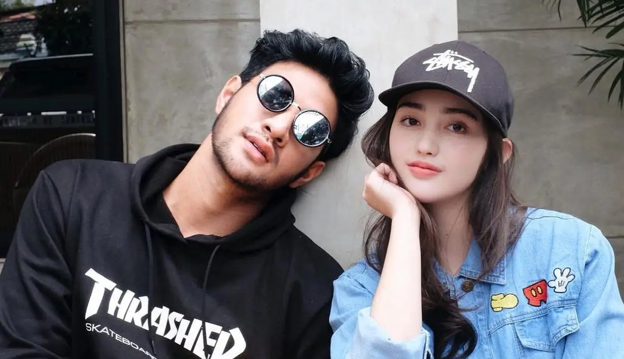 Saat bersama sang kekasih, gaya Ranty Maria juga imut banget. Ia memakai jaket denim dengan topi hitam, dan rambut panjangnya dibiarkan terurai begitu saja. (Instagram/rantymaria)