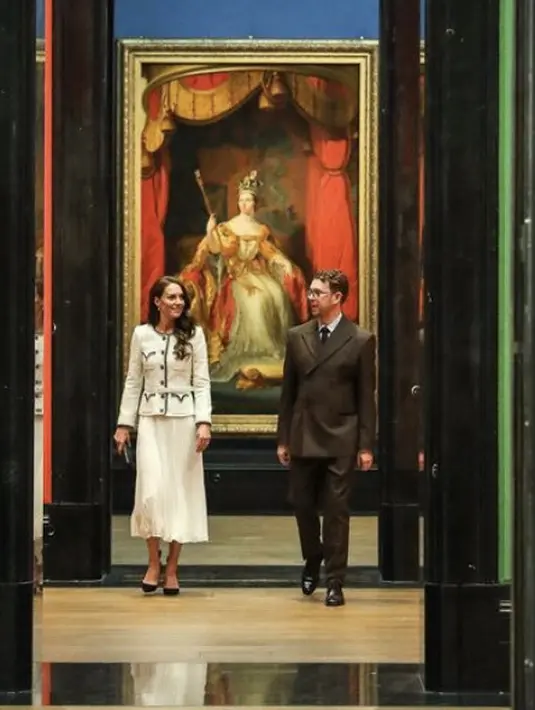 Tampak ia juga mengenakan tweed blazer dipadukan rok plisket putih, dengan rambut wave terurai. @princeandprincessofwales