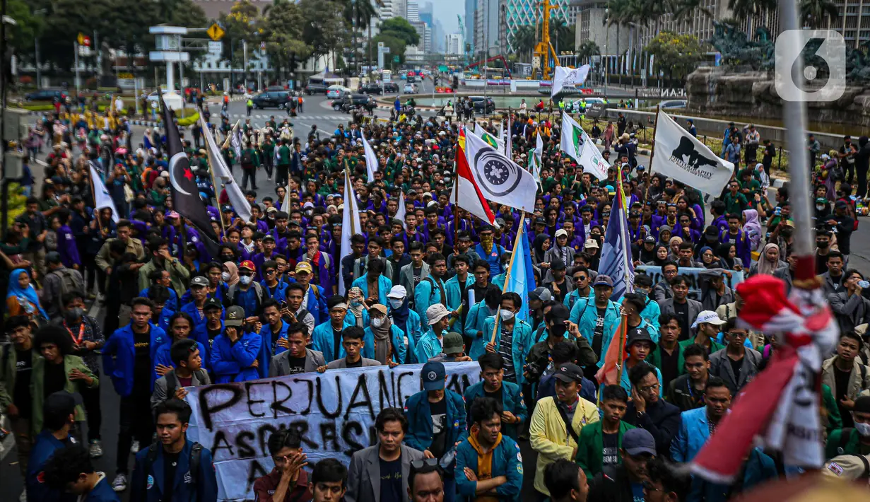 Mereka turun ke jalan untuk memberikan evaluasi sembilan tahun pemerintahan Presiden Joko Widodo (Jokowi). (Liputan6.com/Faizal Fanani)