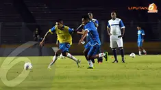 Vendry Mofu (rompi kuning) berebut bola dengan rekan setimnya dalam latihan perdana Indonesia Dream Team pada Kamis 11 Juli 2013. (Liputan6.com/Helmi Fithriansyah)