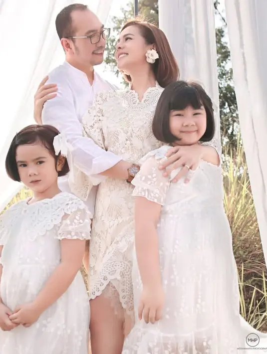 Seperti halnya para selebriti lainnya, dalam unggahannya di Instagram. Ia pun kini membuat Channel YouTube untuk keluarganya. Channel YouTube tersebut bernama Astrid Tiar & The Bells. (Liputan6.com/IG/astridtiar127)