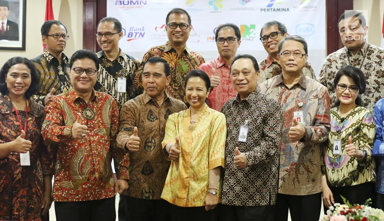 Menteri BUMN Rini Soemarno berfoto bersama usai menghadiri perjanjian kerjasama di Jakarta, Selasa (20/6). Perjanjian ini bentuk sinergi BUMN untuk memberikan layanan terbaik melalui Indonesia Healthcare Corporation (IHC). (Liputan6.com/Angga Yuniar)
