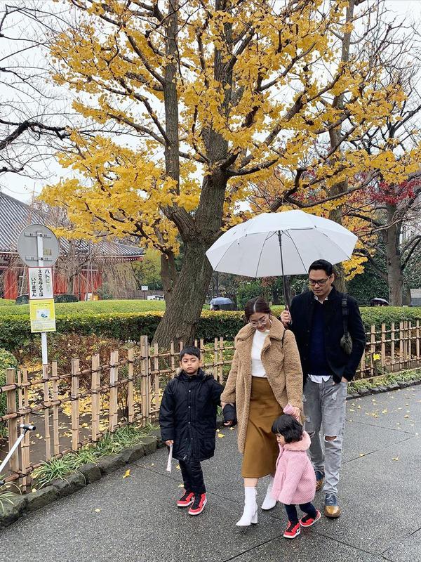 Potret Eva Anindita dan Keluarga. (Sumber: Instagram.com/eva_anindita_zachrie)