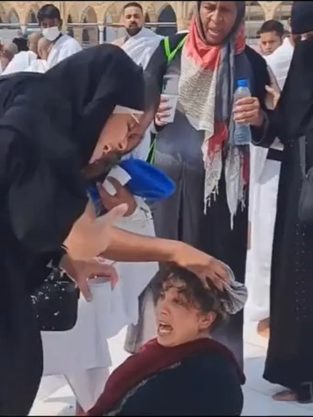 Wanita Histeris Diduga Tak Bisa Lihat Ka'bah di Depannya, Wajahnya Ketakutan