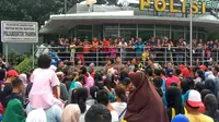 Polda Metro Jaya menggelar kampanye keselamatan berlalu lintas dengan cara bernyanyi dan berjoget bersama masyarakat. (Liputan6.com/Nafiysul Qodar)