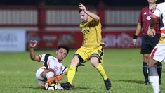 Kapten tim Mitra Kukar, Bayu Pradana (bawah) berebut bola dengan pemain Bhayangkara FC, Paulo Sergio dilanjutan Go-Jek Liga 1 Indonesia 2018 bersama Bukalapak di Stadion PTIK Jakarta, Kamis (17/5). Mitra Kukar kalah 0-1. (Liputan6.com/Helmi Fithriansyah)