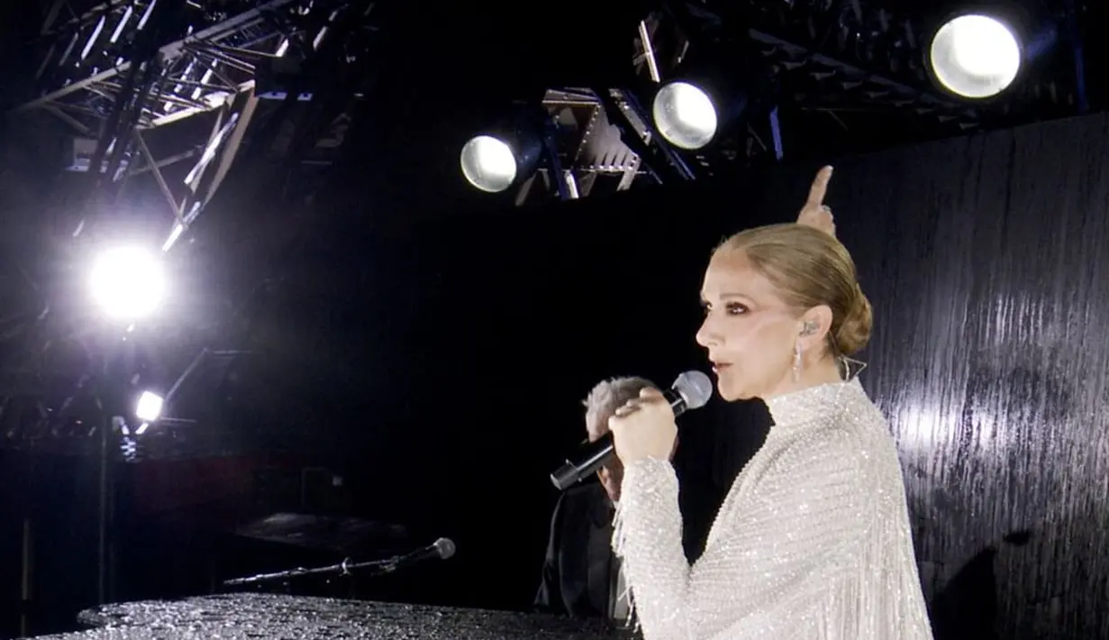 Panggung pembukaan Olimpiade Paris 2024 jadi panggung pertama Celine Dion selama hiatus bertahun-tahun, Untuk penampilannya, sang diva mengenakan gaun Haute Couture Dior berlengan panjang karya Maria Grazia yang dibuat dari ribuan mutiara dan lebih dari 500 meter rumai. [@olympics]