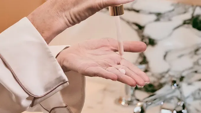 Sisley Hadirkan Inovasi Baru untuk Regenerasi Kulit agar Lebih Sehat dan Bercahaya di Setiap Usia dengan Sisleÿa Longevity Essential Serum