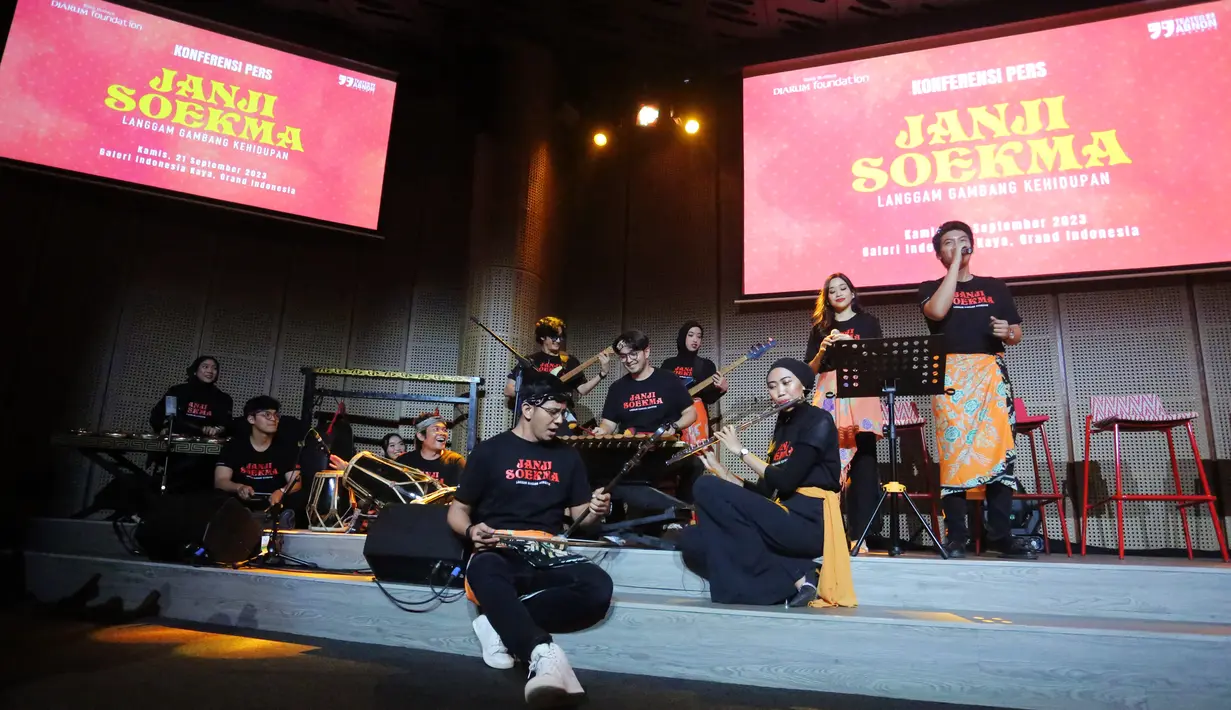 Berkisah tentang gadis bernama Lia yang merupakan generasi termuda di keluarga seniman Soekma Djaja. Pementasan ini dipersembahkan Teater Abang None Jakarta bersama Bakti Budaya Djarum Foundation. [Foto: Bambang E Ros/Fimela.com]