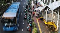 Aktivitas antar jemput pengemudi ojek online di depan Stasiun Palmerah, Jakarta, Selasa (6/9/2022). Kementerian Perhubungan (Kemenhub) memastikan segera menerbitkan regulasi kenaikan tarif ojek online (ojol). Hal itu menyusul kenaikan harga bahan bakar minyak (BBM) yang membuat beban operasional transportasi semakin besar. (Liputan6.com/Johan Tallo)