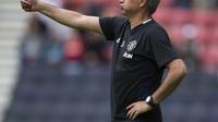 Jose Mourinho memberi arahan saat MU kalahkan Wigan di laga uji coba (AFP)