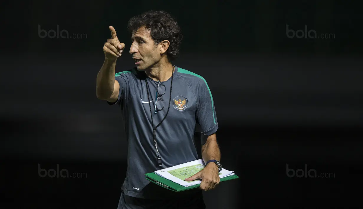 Pelatih Timnas Indonesia, Luis Milla, memberikan instruksi saat latihan di Stadion Patriot, Bekasi, Senin (2/10/2017). Latihan ini merupakan persiapan jelang laga persahabatan melawan Kamboja. (Bola.com/Vitalis Yogi Trisna)