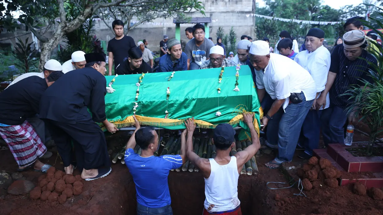 [Bintang] Pemakaman Anak Komeng